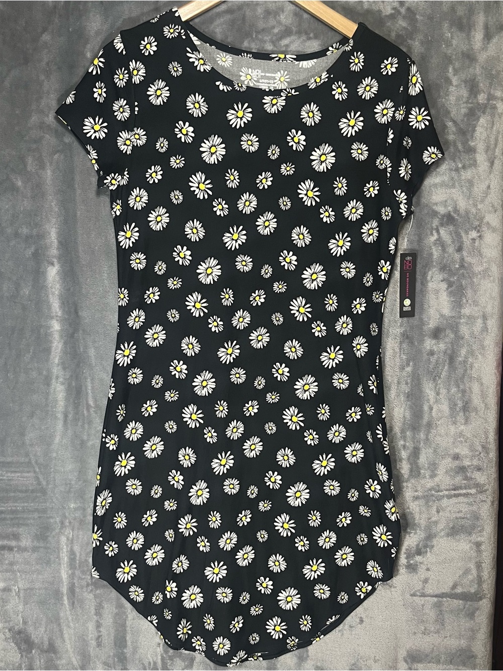 NWT No Boundaries Black Daisy Print Short Sleeve Tee